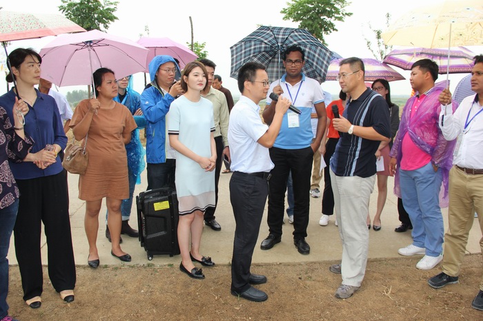 長(zhǎng)江委城鄉(xiāng)供水規(guī)劃培訓(xùn)班組織考察襄州節(jié)水灌溉工程