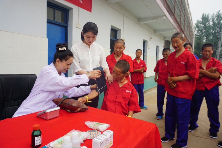 湖北水建慰問(wèn)三合福利院流浪人員